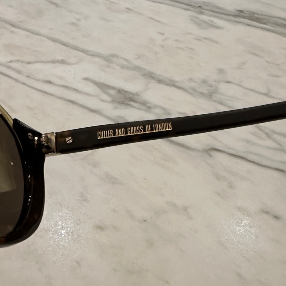 Chic Tortoise Shell Sunglasses - Picture 2 of 3